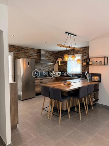Construite en 2012, cette maison de plain-pied de 150 m² habitables offre un cadre de vie confortable et fonctionnel, sans aucun travaux à prévoir, sur un terrain de 813 m².

Vous découvrirez une vaste pièce de vie lumineuse de plus de 65 m² avec cuisine aménagée ouverte sur le salon, idéale pour recevoir et profiter des espaces en famille.

La partie nuit se compose de 4 chambres, dont une superbe suite parentale de plus de 26 m² avec dressing et salle de bain privative. Une salle d’eau supplémentaire ainsi que deux WC complètent l’ensemble.

Côté annexes et confort :
Buanderie
Garage de 23 m² avec mezzanine
Cave de 19 m²
Deux terrasses : une terrasse couverte et une seconde équipée d’un grand store motorisé
Piscine hors sol 8x4

Prestations techniques de qualité :
DPE A
Pompe à chaleur avec plancher chauffant
Tout-à-l’égout
Maison récente et économe en énergie

Un bien clé en main, idéal pour une famille recherchant confort, modernité et performance énergétique