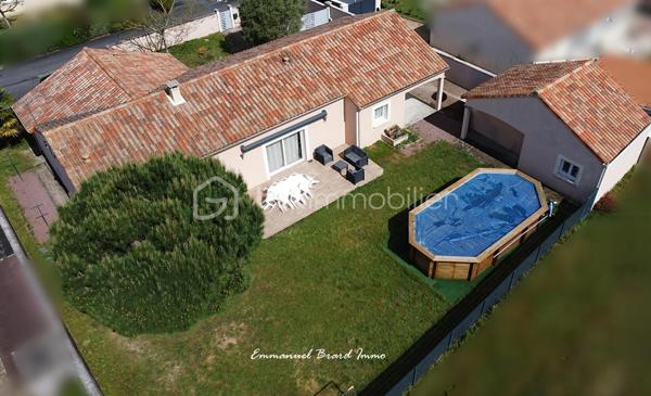 Construite en 2012, cette maison de plain-pied de 150 m² habitables offre un cadre de vie confortable et fonctionnel, sans aucun travaux à prévoir, sur un terrain de 813 m².

Vous découvrirez une vaste pièce de vie lumineuse de plus de 65 m² avec cuisine aménagée ouverte sur le salon, idéale pour recevoir et profiter des espaces en famille.

La partie nuit se compose de 4 chambres, dont une superbe suite parentale de plus de 26 m² avec dressing et salle de bain privative. Une salle d’eau supplémentaire ainsi que deux WC complètent l’ensemble.

Côté annexes et confort :
Buanderie
Garage de 23 m² avec mezzanine
Cave de 19 m²
Deux terrasses : une terrasse couverte et une seconde équipée d’un grand store motorisé
Piscine hors sol 8x4

Prestations techniques de qualité :
DPE A
Pompe à chaleur avec plancher chauffant
Tout-à-l’égout
Maison récente et économe en énergie

Un bien clé en main, idéal pour une famille recherchant confort, modernité et performance énergétique