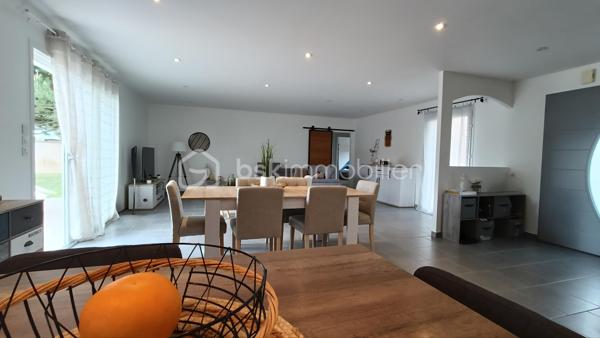 Construite en 2012, cette maison de plain-pied de 150 m² habitables offre un cadre de vie confortable et fonctionnel, sans aucun travaux à prévoir, sur un terrain de 813 m².

Vous découvrirez une vaste pièce de vie lumineuse de plus de 65 m² avec cuisine aménagée ouverte sur le salon, idéale pour recevoir et profiter des espaces en famille.

La partie nuit se compose de 4 chambres, dont une superbe suite parentale de plus de 26 m² avec dressing et salle de bain privative. Une salle d’eau supplémentaire ainsi que deux WC complètent l’ensemble.

Côté annexes et confort :
Buanderie
Garage de 23 m² avec mezzanine
Cave de 19 m²
Deux terrasses : une terrasse couverte et une seconde équipée d’un grand store motorisé
Piscine hors sol 8x4

Prestations techniques de qualité :
DPE A
Pompe à chaleur avec plancher chauffant
Tout-à-l’égout
Maison récente et économe en énergie

Un bien clé en main, idéal pour une famille recherchant confort, modernité et performance énergétique