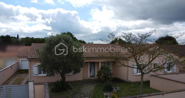 Construite en 2012, cette maison de plain-pied de 150 m² habitables offre un cadre de vie confortable et fonctionnel, sans aucun travaux à prévoir, sur un terrain de 813 m².

Vous découvrirez une vaste pièce de vie lumineuse de plus de 65 m² avec cuisine aménagée ouverte sur le salon, idéale pour recevoir et profiter des espaces en famille.

La partie nuit se compose de 4 chambres, dont une superbe suite parentale de plus de 26 m² avec dressing et salle de bain privative. Une salle d’eau supplémentaire ainsi que deux WC complètent l’ensemble.

Côté annexes et confort :
Buanderie
Garage de 23 m² avec mezzanine
Cave de 19 m²
Deux terrasses : une terrasse couverte et une seconde équipée d’un grand store motorisé
Piscine hors sol 8x4

Prestations techniques de qualité :
DPE A
Pompe à chaleur avec plancher chauffant
Tout-à-l’égout
Maison récente et économe en énergie

Un bien clé en main, idéal pour une famille recherchant confort, modernité et performance énergétique