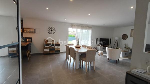 Construite en 2012, cette maison de plain-pied de 150 m² habitables offre un cadre de vie confortable et fonctionnel, sans aucun travaux à prévoir, sur un terrain de 813 m².

Vous découvrirez une vaste pièce de vie lumineuse de plus de 65 m² avec cuisine aménagée ouverte sur le salon, idéale pour recevoir et profiter des espaces en famille.

La partie nuit se compose de 4 chambres, dont une superbe suite parentale de plus de 26 m² avec dressing et salle de bain privative. Une salle d’eau supplémentaire ainsi que deux WC complètent l’ensemble.

Côté annexes et confort :
Buanderie
Garage de 23 m² avec mezzanine
Cave de 19 m²
Deux terrasses : une terrasse couverte et une seconde équipée d’un grand store motorisé
Piscine hors sol 8x4

Prestations techniques de qualité :
DPE A
Pompe à chaleur avec plancher chauffant
Tout-à-l’égout
Maison récente et économe en énergie

Un bien clé en main, idéal pour une famille recherchant confort, modernité et performance énergétique