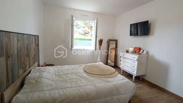 Construite en 2012, cette maison de plain-pied de 150 m² habitables offre un cadre de vie confortable et fonctionnel, sans aucun travaux à prévoir, sur un terrain de 813 m².

Vous découvrirez une vaste pièce de vie lumineuse de plus de 65 m² avec cuisine aménagée ouverte sur le salon, idéale pour recevoir et profiter des espaces en famille.

La partie nuit se compose de 4 chambres, dont une superbe suite parentale de plus de 26 m² avec dressing et salle de bain privative. Une salle d’eau supplémentaire ainsi que deux WC complètent l’ensemble.

Côté annexes et confort :
Buanderie
Garage de 23 m² avec mezzanine
Cave de 19 m²
Deux terrasses : une terrasse couverte et une seconde équipée d’un grand store motorisé
Piscine hors sol 8x4

Prestations techniques de qualité :
DPE A
Pompe à chaleur avec plancher chauffant
Tout-à-l’égout
Maison récente et économe en énergie

Un bien clé en main, idéal pour une famille recherchant confort, modernité et performance énergétique