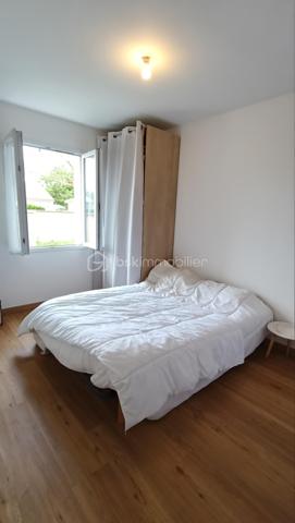 Construite en 2012, cette maison de plain-pied de 150 m² habitables offre un cadre de vie confortable et fonctionnel, sans aucun travaux à prévoir, sur un terrain de 813 m².

Vous découvrirez une vaste pièce de vie lumineuse de plus de 65 m² avec cuisine aménagée ouverte sur le salon, idéale pour recevoir et profiter des espaces en famille.

La partie nuit se compose de 4 chambres, dont une superbe suite parentale de plus de 26 m² avec dressing et salle de bain privative. Une salle d’eau supplémentaire ainsi que deux WC complètent l’ensemble.

Côté annexes et confort :
Buanderie
Garage de 23 m² avec mezzanine
Cave de 19 m²
Deux terrasses : une terrasse couverte et une seconde équipée d’un grand store motorisé
Piscine hors sol 8x4

Prestations techniques de qualité :
DPE A
Pompe à chaleur avec plancher chauffant
Tout-à-l’égout
Maison récente et économe en énergie

Un bien clé en main, idéal pour une famille recherchant confort, modernité et performance énergétique