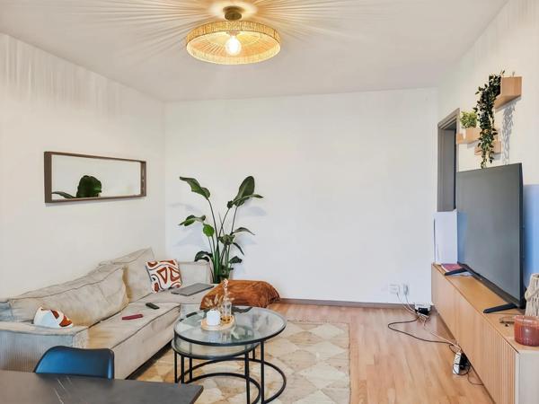 À Mulhouse (68200) F2, pour investisseur, appartement loué dans résidence sécurisée, 43 m2 au 4e étage avec ascenseur proche commodités