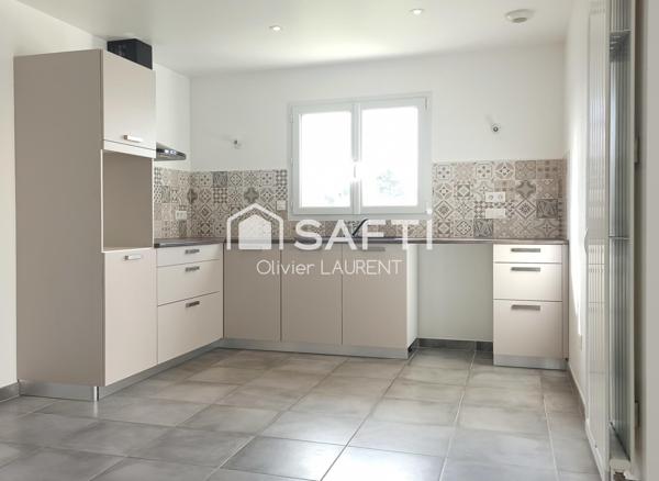 Maison récente proche des commerces.