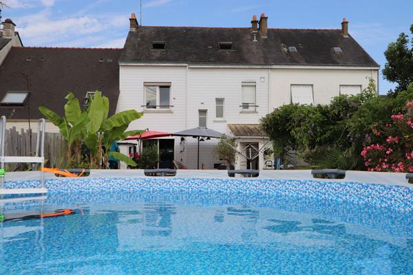 Spacieuse maison familiale familiale avec 5 chambres, jardin et garage.