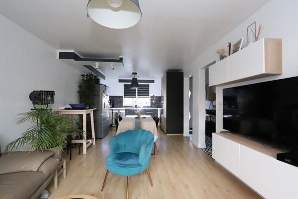 Spacieuse maison familiale familiale avec 5 chambres, jardin et garage.