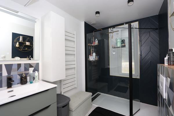 Spacieuse maison familiale familiale avec 5 chambres, jardin et garage.