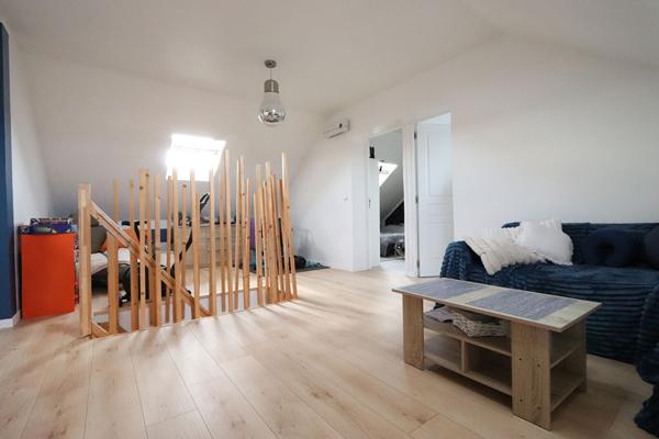 Spacieuse maison familiale familiale avec 5 chambres, jardin et garage.