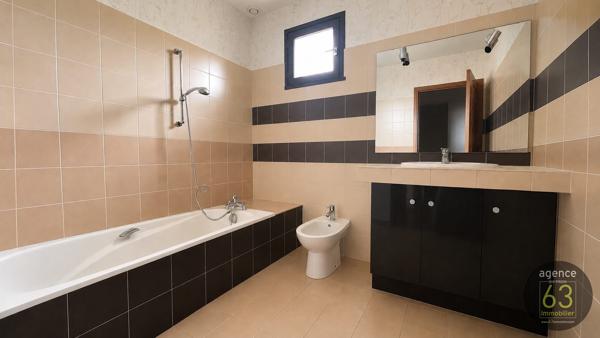 Exclusivité, Agréable maison Individuelle de 130 m2 sur beau terrain de 879 m2 piscinable