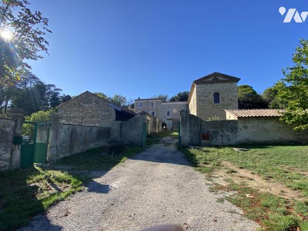 Montélimar, propriété en pierres avec parc, bassin et dépendances