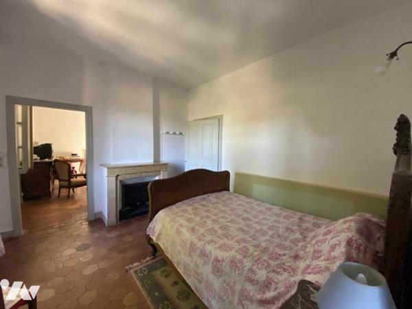 Montélimar, propriété en pierres avec parc, bassin et dépendances