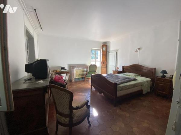 Montélimar, propriété en pierres avec parc, bassin et dépendances