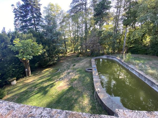 Montélimar, propriété en pierres avec parc, bassin et dépendances