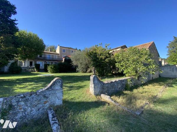 Montélimar, propriété en pierres avec parc, bassin et dépendances