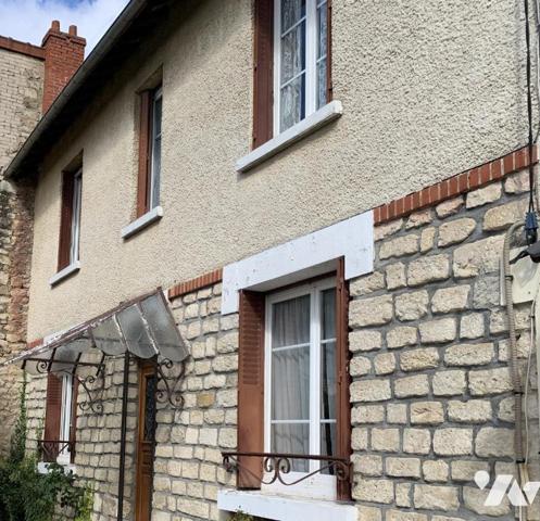 MAISON ANCIENNE DE VILLAGE AVEC GARAGE ET JARDIN
