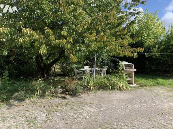MAISON ANCIENNE DE VILLAGE AVEC GARAGE ET JARDIN