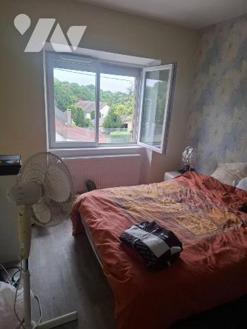 Maison de caractère, composée d'une belle entrée, cuisine ouverte aménagée et équipée sur salle...