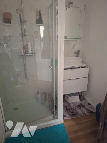 Maison de caractère, composée d'une belle entrée, cuisine ouverte aménagée et équipée sur salle...