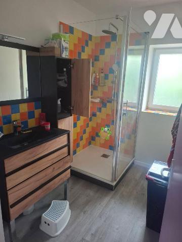 Maison de caractère, composée d'une belle entrée, cuisine ouverte aménagée et équipée sur salle...