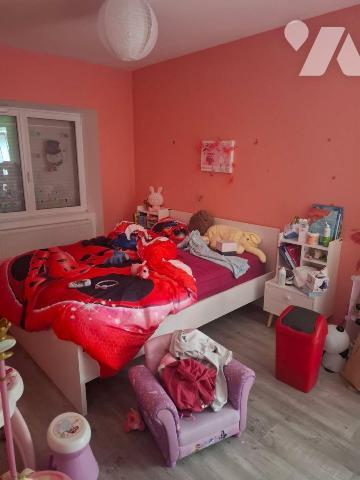 Maison de caractère, composée d'une belle entrée, cuisine ouverte aménagée et équipée sur salle...