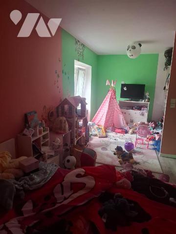 Maison de caractère, composée d'une belle entrée, cuisine ouverte aménagée et équipée sur salle...