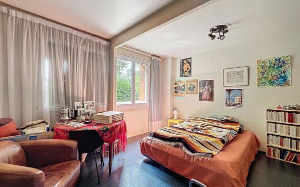 Appartement à vendre    6 pièces • 144 m2 Suresnes