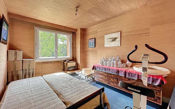 Appartement à vendre    6 pièces • 144 m2 Suresnes