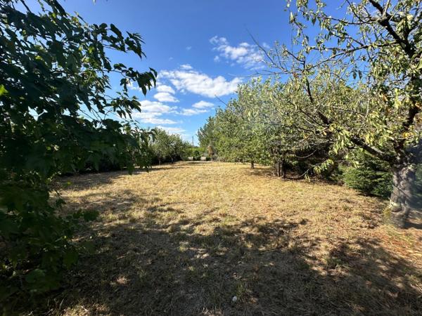 TERRAIN CONSTRUCTIBLE DE 676 M² À PINS-JUSTARET