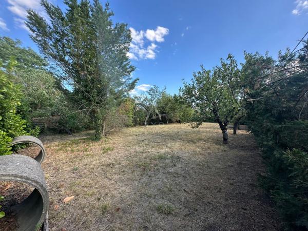 TERRAIN CONSTRUCTIBLE DE 676 M² À PINS-JUSTARET
