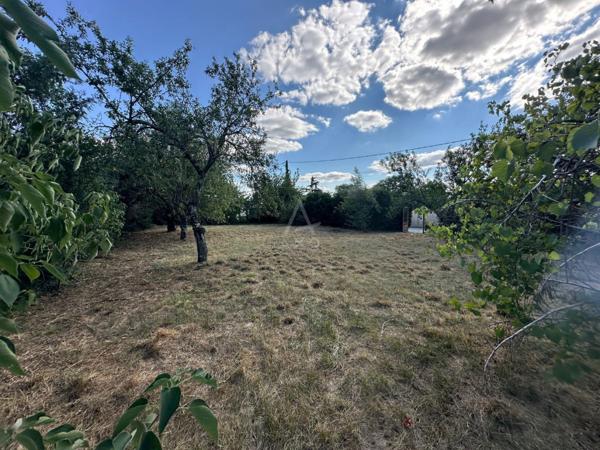 TERRAIN CONSTRUCTIBLE DE 676 M² À PINS-JUSTARET