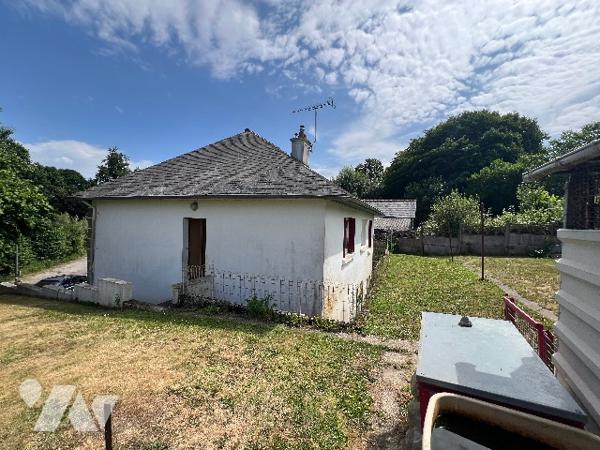 Maison construite en pierres et agglomérés, environ 70 m² habitables au 1er étage . Garage