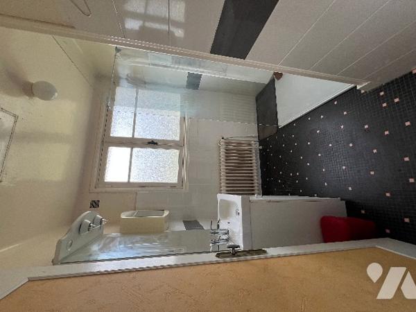 Maison construite en pierres et agglomérés, environ 70 m² habitables au 1er étage . Garage