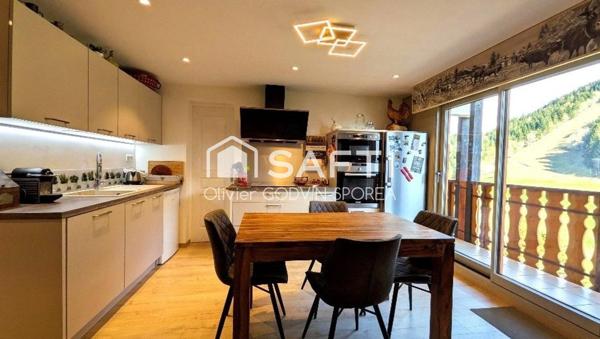 Découvrez ce bijou de 59m², situé au 4e étage d'une résidence baignée de soleil. Ce bien rare allie luxe, confort moderne et vue panoramique sur les sommets.