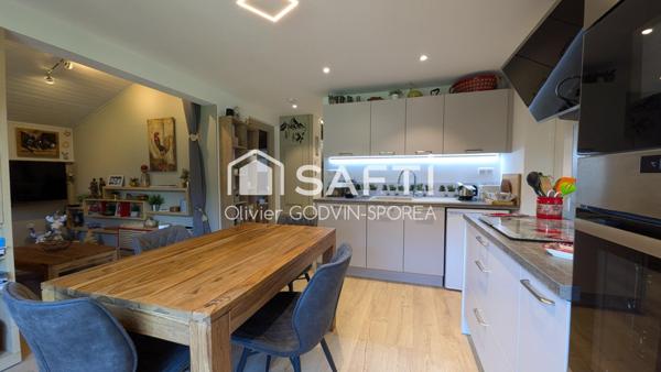 Découvrez ce bijou de 59m², situé au 4e étage d'une résidence baignée de soleil. Ce bien rare allie luxe, confort moderne et vue panoramique sur les sommets.