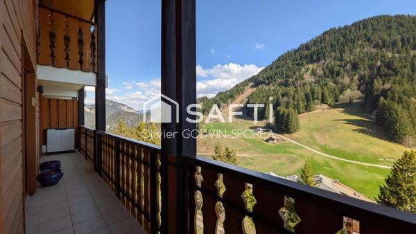 Découvrez ce bijou de 59m², situé au 4e étage d'une résidence baignée de soleil. Ce bien rare allie luxe, confort moderne et vue panoramique sur les sommets.