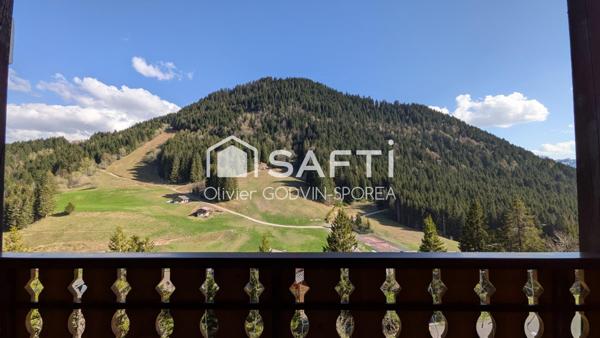 Découvrez ce bijou de 59m², situé au 4e étage d'une résidence baignée de soleil. Ce bien rare allie luxe, confort moderne et vue panoramique sur les sommets.