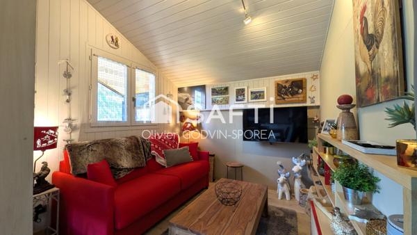 Découvrez ce bijou de 59m², situé au 4e étage d'une résidence baignée de soleil. Ce bien rare allie luxe, confort moderne et vue panoramique sur les sommets.