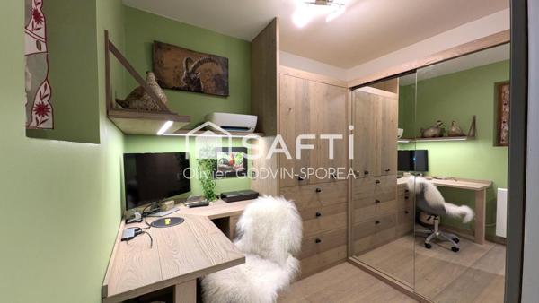 Découvrez ce bijou de 59m², situé au 4e étage d'une résidence baignée de soleil. Ce bien rare allie luxe, confort moderne et vue panoramique sur les sommets.