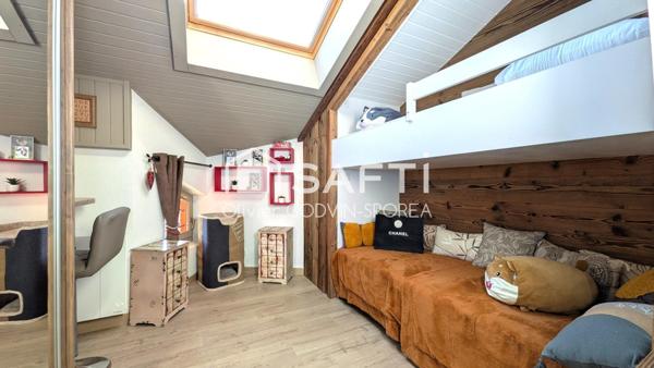Découvrez ce bijou de 59m², situé au 4e étage d'une résidence baignée de soleil. Ce bien rare allie luxe, confort moderne et vue panoramique sur les sommets.