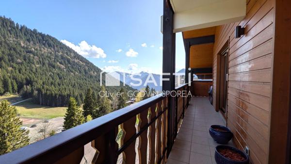 Découvrez ce bijou de 59m², situé au 4e étage d'une résidence baignée de soleil. Ce bien rare allie luxe, confort moderne et vue panoramique sur les sommets.