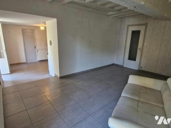 Maison d'habitation d'environ 80 m² comprenant :
Pièce de vie, cuisine semi-ouverte aménagée e...