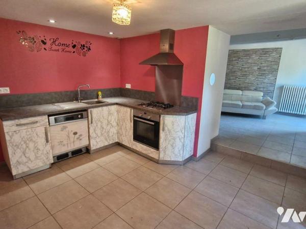 Maison d'habitation d'environ 80 m² comprenant :
Pièce de vie, cuisine semi-ouverte aménagée e...