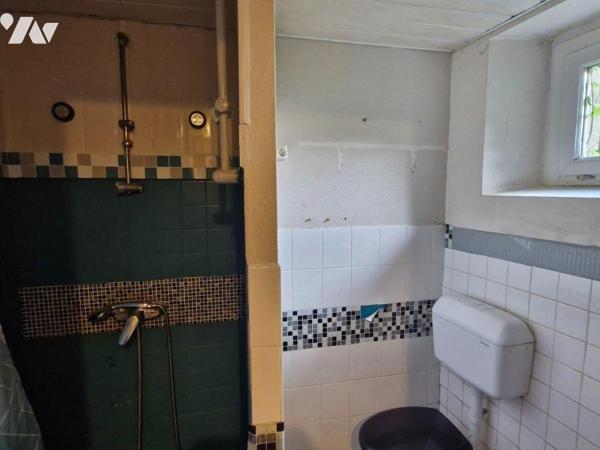 Maison d'habitation d'environ 80 m² comprenant :
Pièce de vie, cuisine semi-ouverte aménagée e...