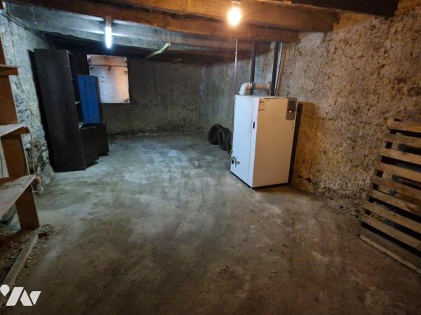 Maison d'habitation d'environ 80 m² comprenant :
Pièce de vie, cuisine semi-ouverte aménagée e...