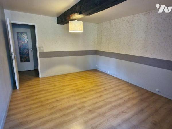 Maison d'habitation d'environ 80 m² comprenant :
Pièce de vie, cuisine semi-ouverte aménagée e...