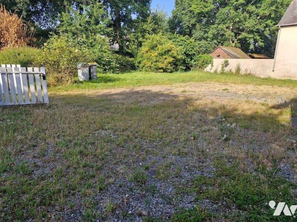 Maison d'habitation d'environ 80 m² comprenant :
Pièce de vie, cuisine semi-ouverte aménagée e...