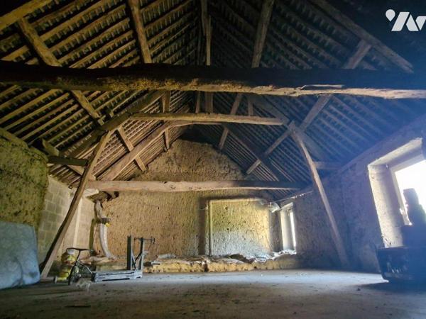 Maison d'habitation d'environ 80 m² comprenant :
Pièce de vie, cuisine semi-ouverte aménagée e...