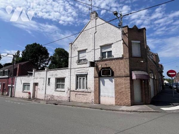 Idéalement situé  en centre ville de STEENBECQUE / Ensemble immobilier à moderniser en angle de...