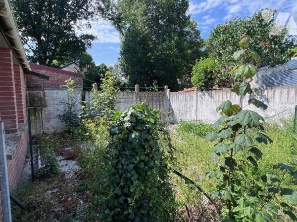 Idéalement situé  en centre ville de STEENBECQUE / Ensemble immobilier à moderniser en angle de...